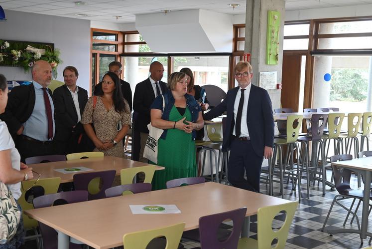 Le ministre de l'Agriculture a visité le réfectoire du lycée horticole de Blois, engagé dans une démarche bio et locale.
