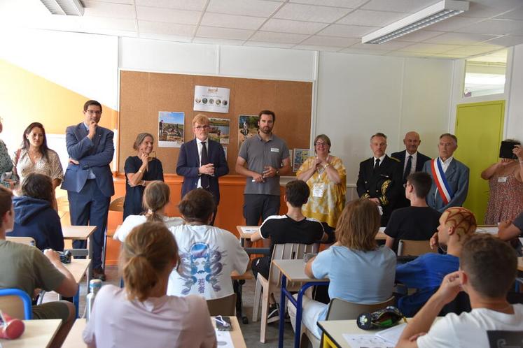 Jeudi 1er septembre, à la MFR de Chaingy. Marc Fesneau échange avec des jeunes en bac pro Gestion des milieux naturels et de la faune pendant leurs travaux pratiques.