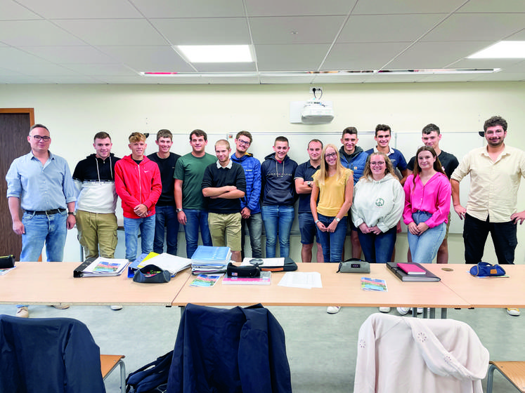 Le 2 septembre, à Châteaudun. Encadrés par deux formateurs, Vincent Bouchard (à g.) et Aleksandr Selesniew (à d.), les quatorze étudiants du BTSA ACSE* du LEAP de Nermont sont prêts à s'envoler pour le Maroc.