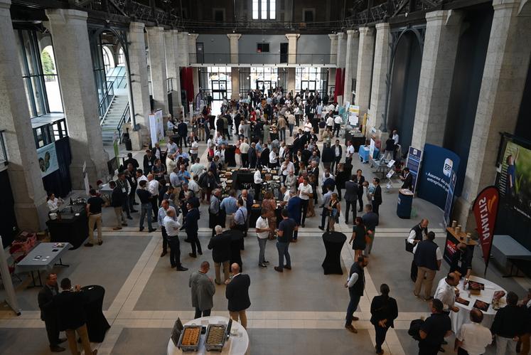 Le congrès a réuni de nombreuses personnes, dont les négociants partenaires venus écouter attentivement les conférences.