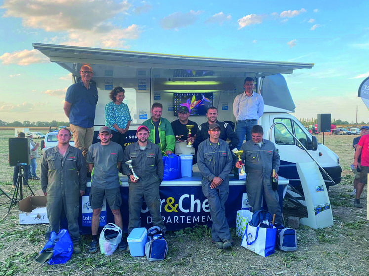 Les membres des trois équipes du podium du Grand Prix de Souday pour le tracto-cross lors de l'événement Festi'campagne.