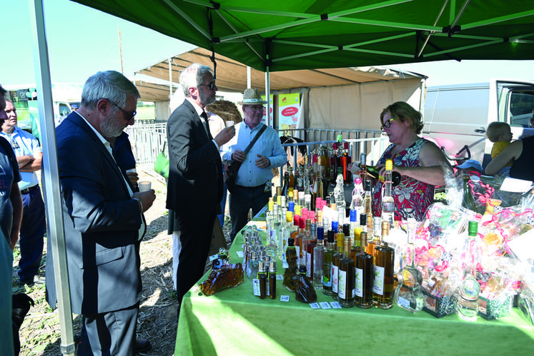 La délégation officielle avec les élus locaux s’est arrêtée sur le stand de la cidrerie Pelletier, qui proposait des dégustations de cidre.