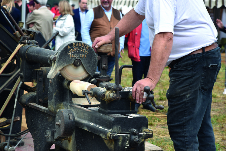 Durant ce week-end, les visiteurs pouvaient assister à la création en temps réel de sabots en bois.