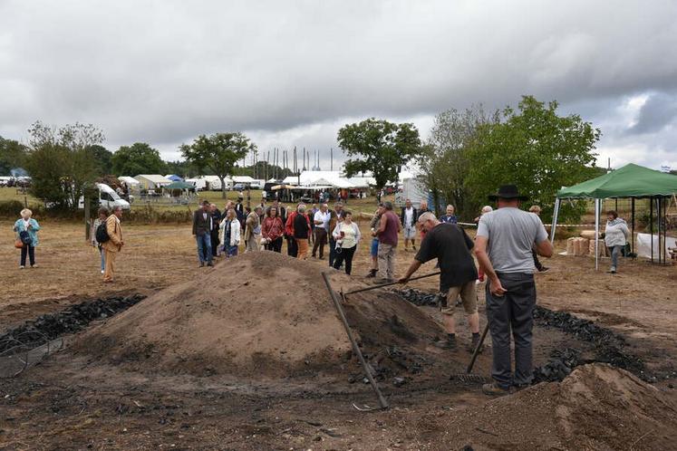 Gérard Grigis, charbonnier traditionnel depuis trente-six ans et dernier représentant de son métier en France, animait cette nouvelle édition de la Fête du bois. Il fabrique 120 tonnes de charbon de bois par an. 