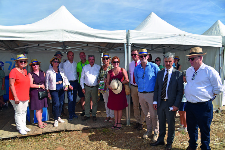 Arrêt de la délégation officielle sur le stand du Département de Seine-et-Marne.