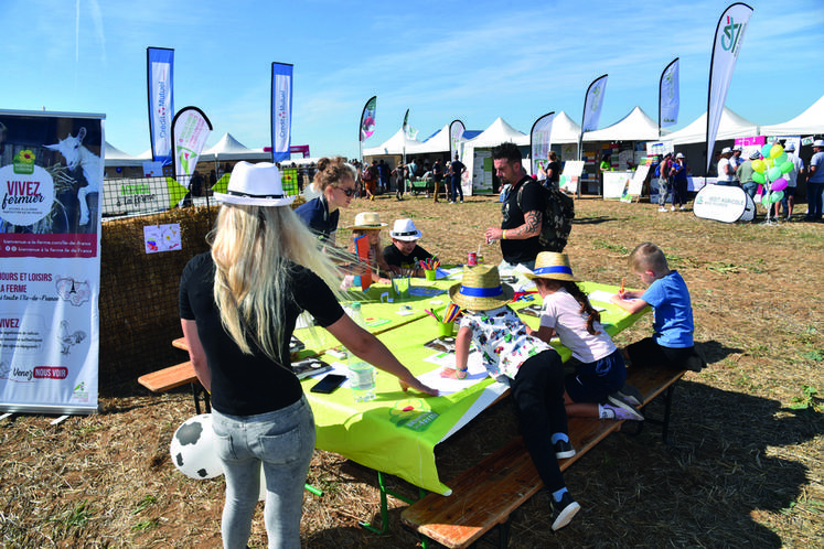 Le pôle des organisations professionnels agricoles accueillait jeunes et moins jeunes pour échanger. Différentes activités étaient proposées	: coloriage sur le stand Bienvenue à la ferme, rameur au bénéfice d'une association caritative par le Crédit agricole, barbe à papa sur l'espace de la CGB Île-de-France, arbre des empreintes et questionnaire sur le stand de la FDSEA	77.