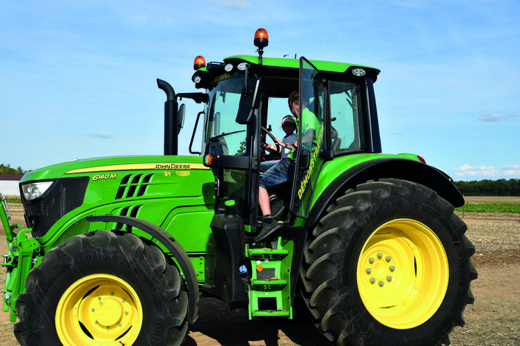 Initiation à la conduite d'un tracteur (photo), comme les parcours en quad proposés par Brard et Sarran sont des valeurs sûres.