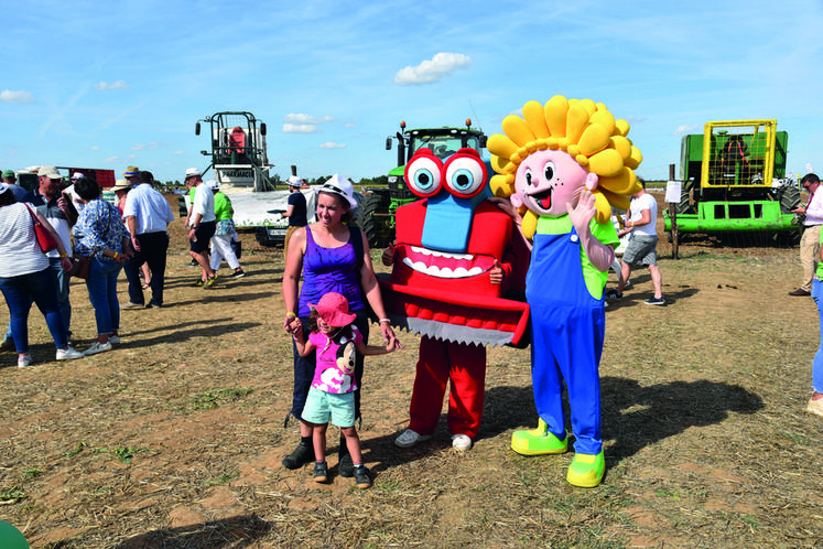 Festi-Batt, mascotte du Festival de la terre, aux côtés de Jim Bataille, venu promouvoir Terres de Jim qui se déroule dans le Loiret du 9 au 11 ­septembre.