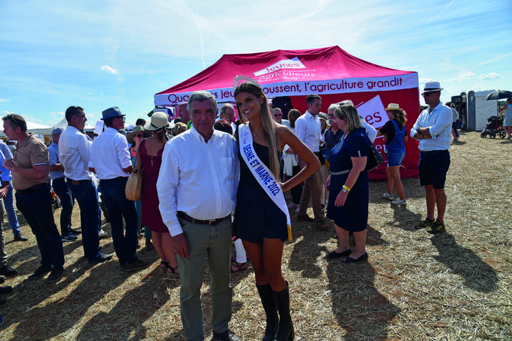 Le président du Département, Jean-François Parigi, aux côtés de Miss Seine-et-Marne 2022.