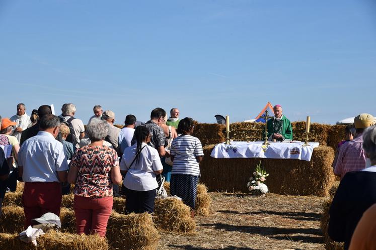 Une messe est célébrée par l'évêque de Meaux, Monseigneur Nahmias dans la matinée.