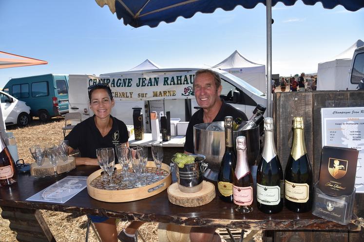 Producteur de Champagne sur le marché du terroir.