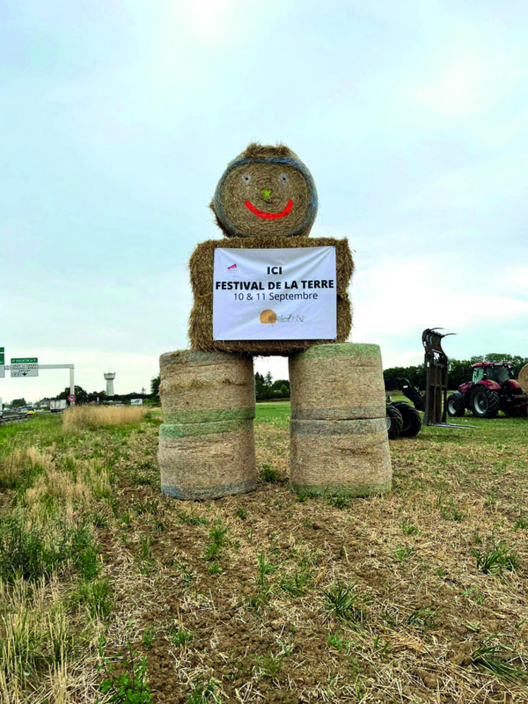 Le Festival de la terre est annoncé au grand public grâce au traditionnel bonhomme de paille installé stratégiquement le long de la N118.