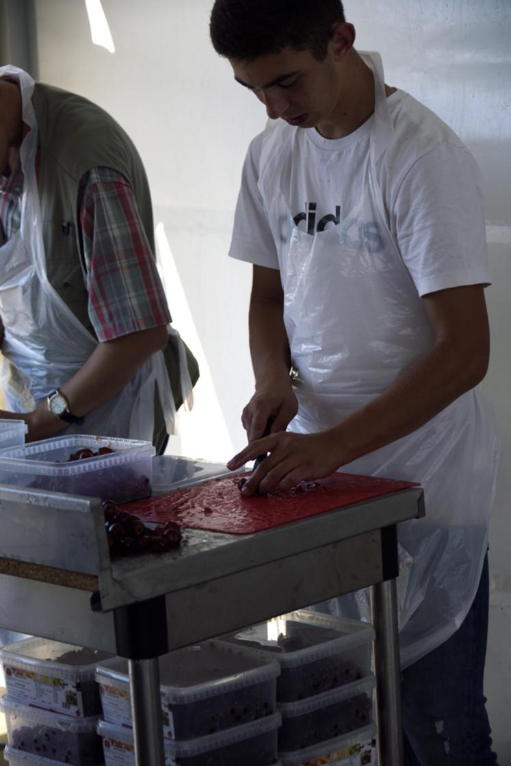 À l'initiative des JA 28 et du directeur du lycée agricole de Nermont, Xavier Marin, les lycéens ont prêté main-forte, notamment pour la confection du pithiviers.