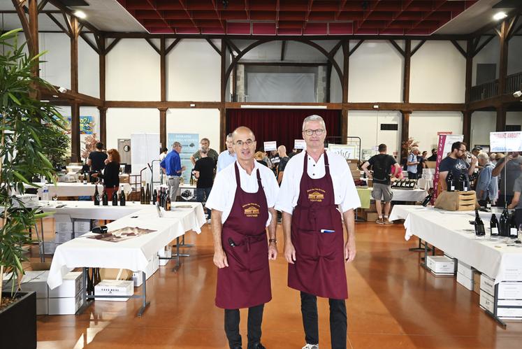 Le président de l'association Millésime 84, Stéphane Jouannest, ainsi que Jean-Jacques Huet, responsable de la communication de l'association, étaient présents lors du salon Vinymer pour conseiller les personnes présentes. 