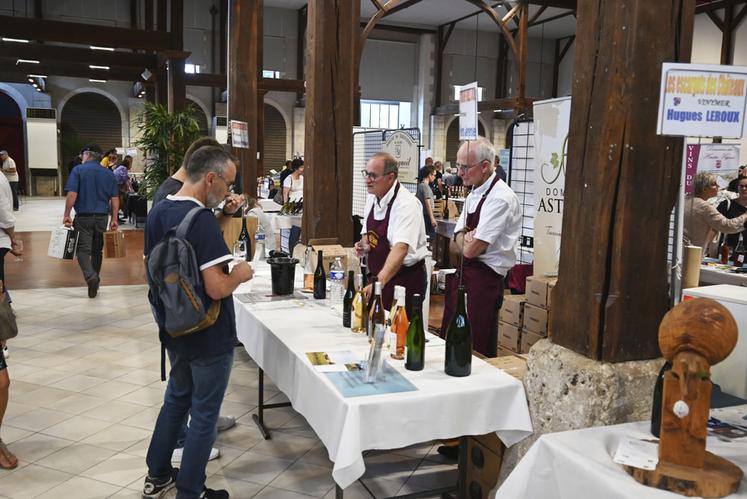 De nombreux stands permettaient un dialogue entre le consommateur et le vigneron.