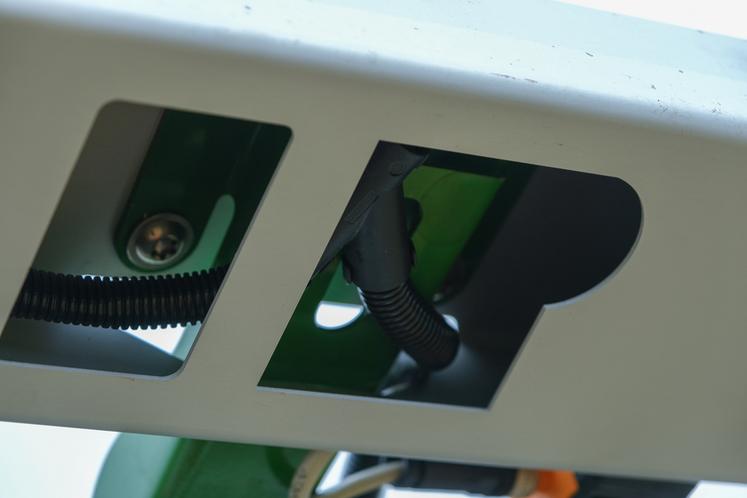 Les 36 caméras détectent en temps réel les adventices à traiter.