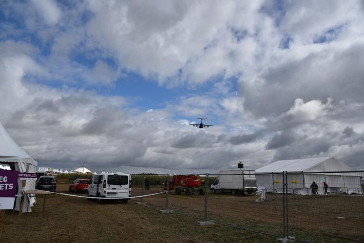 Pour inaugurer l'événement, un A400M a survolé le site d'Outarville en décollant de la base aérienne de Bricy.