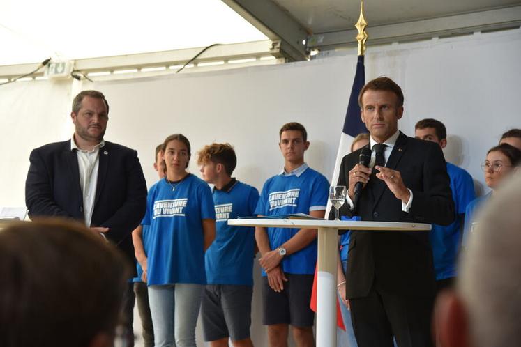 Après avoir échangé en huis clos avec les présidents JA régionaux, Emmanuel Macron a fait des annonces devant les élus locaux, les journalistes et certains partenaires de l'événement.