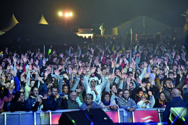 La foule était en délire vendredi soir pour la première soirée concert devant le célèbre DJ Sound of Legend.