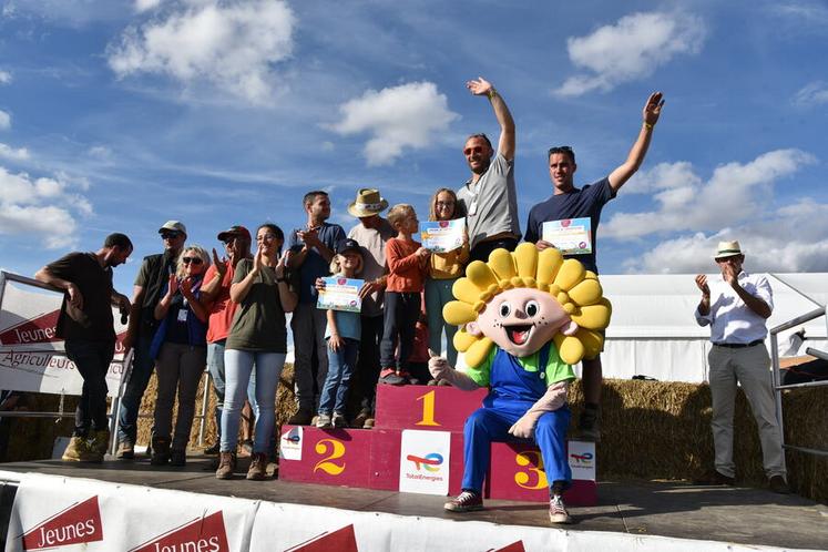 Podium du moiss-batt-cross hommes auquel participaient trente pilotes.