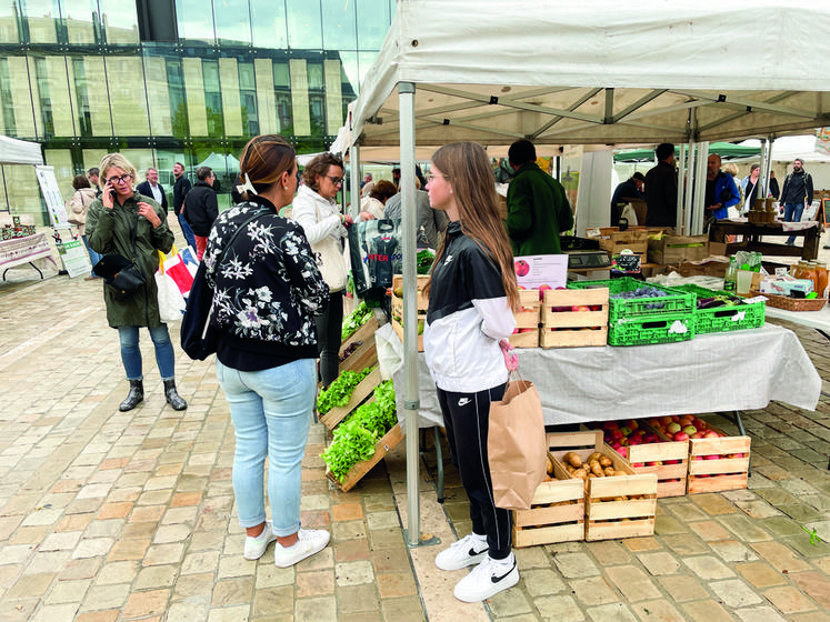 Le 9 septembre, à Chartres. Débuté sous des trombes d'eau, le marché nocturne Je Croqu'Eurélien a rencontré son public en fin de journée.