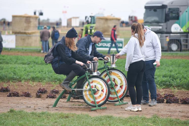 Les visiteurs ont été invité à fabriquer leur smoothie à la sueur de leur front par Interfel.