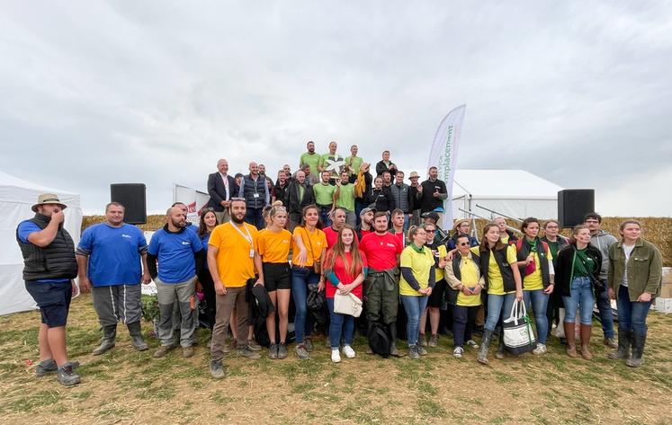 Samedi, à 18 heures. Podium de la finale des Olympiades des métiers, ouvertes aux équipes régionales d'agents de remplacement et remportées par l'équipe de Nouvelle-Aquitaine.