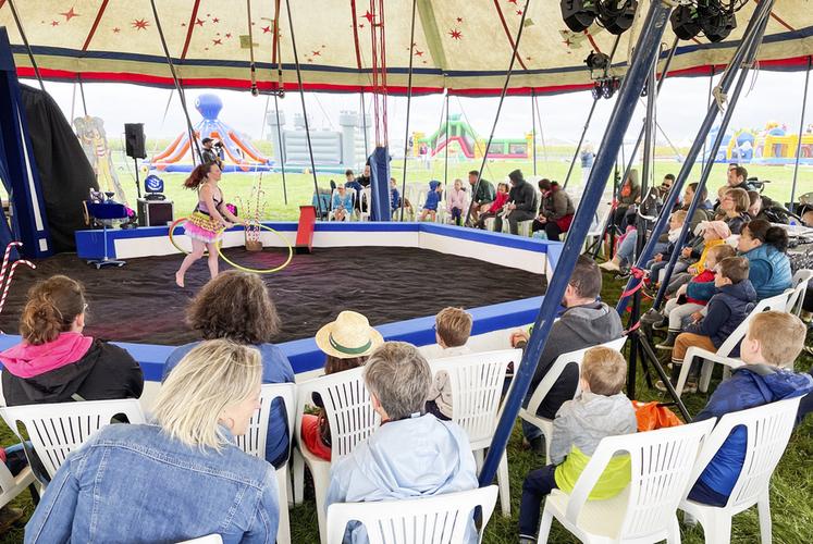 Les plus jeunes ont pu assister à plusieurs spectacles de cirque sous le chapiteau.