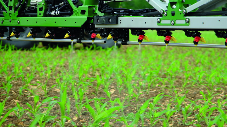 Les buses s'activent uniquement quand une adventice est détectée. 