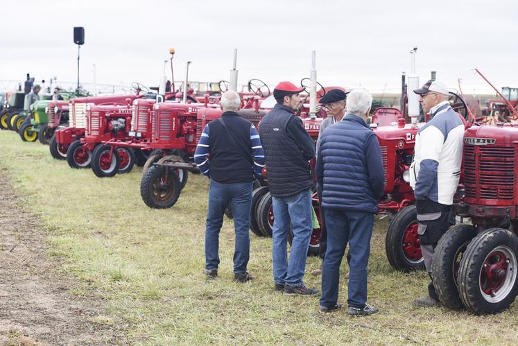 De nombreux passionnés ont amené leurs tracteurs anciens au cSur des Terres de Jim.