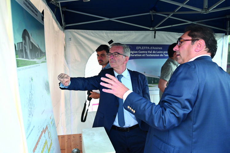 Vendredi 9 septembre, à Areines. François Bonneau, président du conseil régional, découvre le plan des travaux pour la restructuration de l'animalerie du Legta* de Vendôme en présence de l'architecte Stéphane Caussarrieu. 