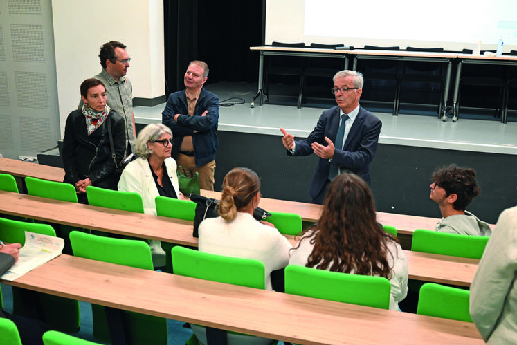 François Bonneau, président du conseil régional, a échangé avec quelques étudiants du Legta de Vendôme.