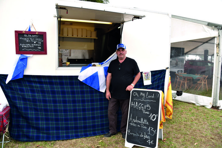 Les visiteurs pouvaient consommer du haggis au foodtruck d'Oh My Lord	! Franck's Fish And Chips.