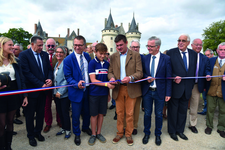 Samedi 10 septembre, à Sully-sur-Loire. Accompagné du jeune maire de la commune hôte, Mathieu Teixeira, président de l'association organisatrice, coupe le cordon inaugural de la 25e Fête de la Sange en présence des élus locaux.