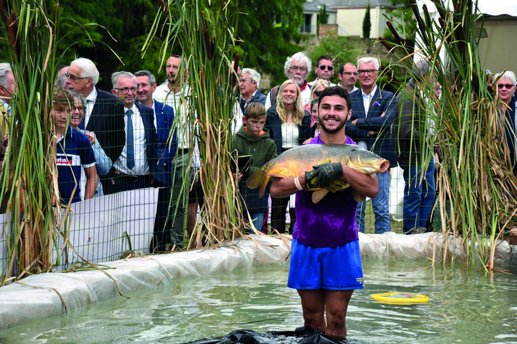 Dans le village Pêche, les élus et représentants locaux ont pu découvrir le bassin où silures et carpes (photo) leur ont été présentés.