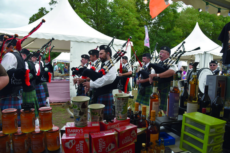 Les pipe bands déambulent dans les allées en jouant de leurs cornemuses.