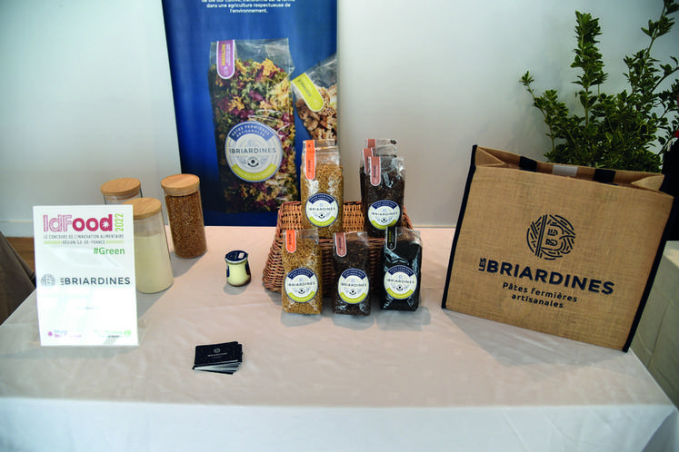 Dans le hall de la Région Île-de-France, les produits des finalistes étaient exposés à l'instar des Briardines, Prix 100	% francilien.