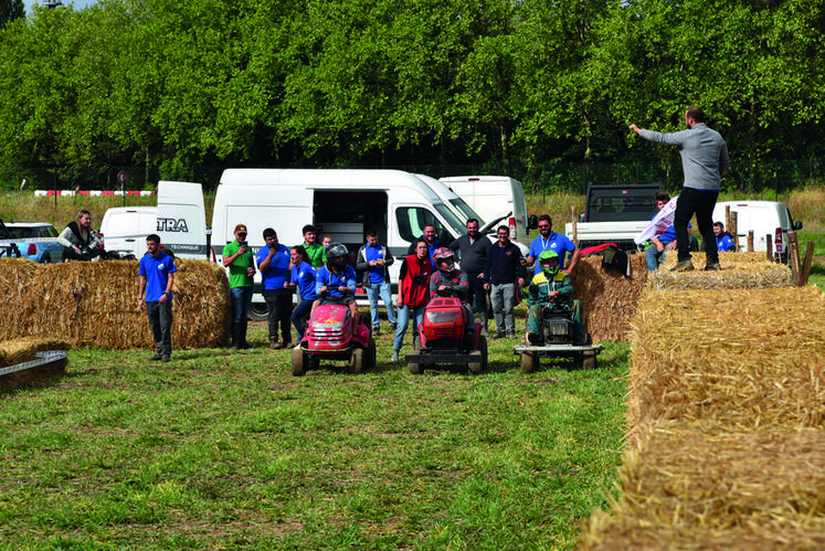 La traditionnelle course de tracteurs tondeuses a tenu le public en haleine à plusieurs reprises au cours du week-end.