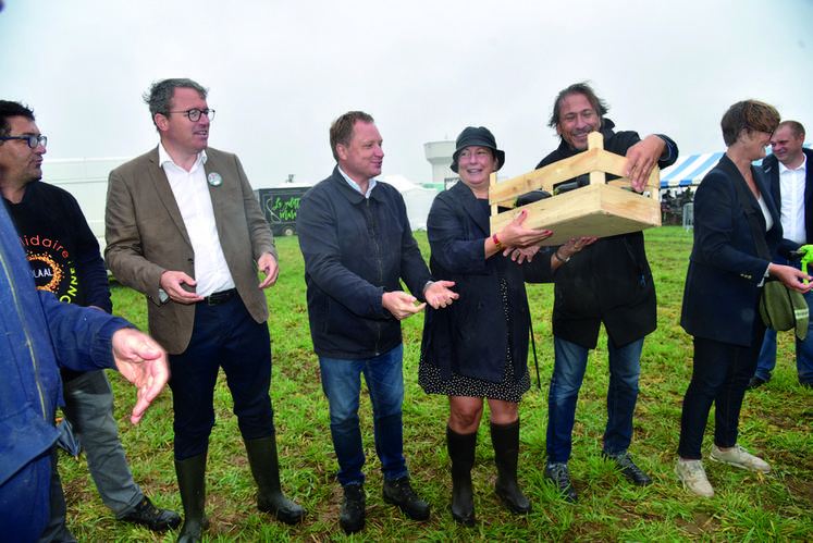 Au terme de l'inauguration, une chaîne du don a été organisée par l'exploitant de la parcelle du festival, Pierre Bot, et l'association Solaal.