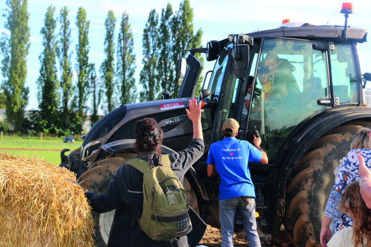 Gratuits pour cette édition, les tours de tracteur ont été largement sollicités par les enfants.