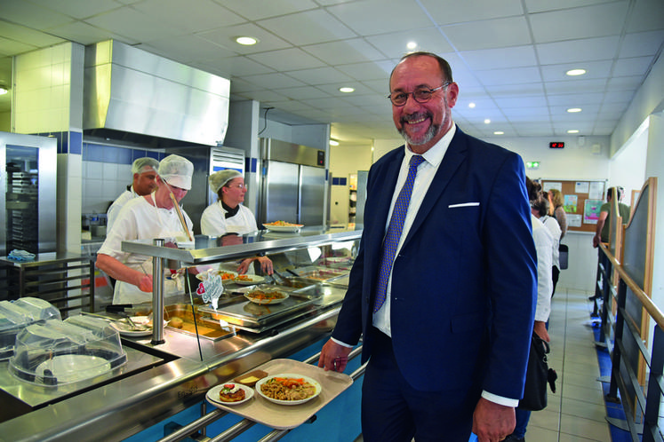 Jeudi 15 septembre, à Neuville-aux-Bois. Le président du Département, Marc Gaudet, et d'autres élus départementaux ont goûté, une nouvelle fois, au menu signature.