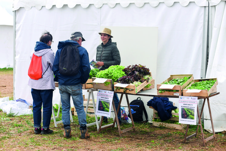 Le Jardin de Nermont proposait une vente de légumes frais devant le stand du campus Les Champs du possible.