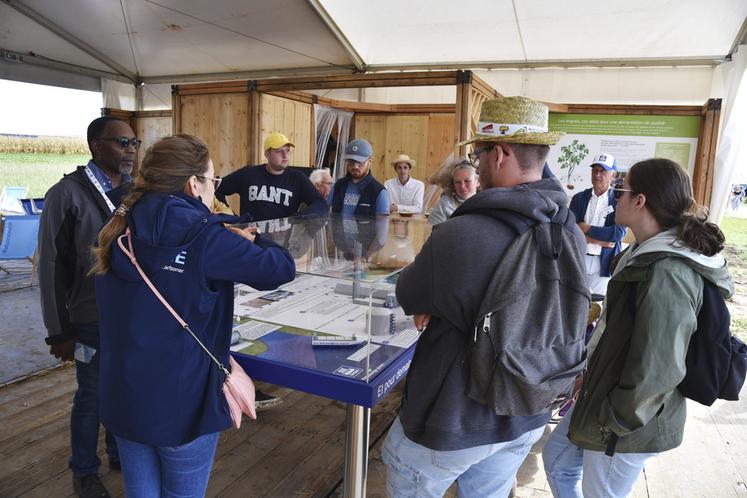 Aux Terres de Jim en Beauce, de nombreux visiteurs se sont arrêtés au stand de Yara France.