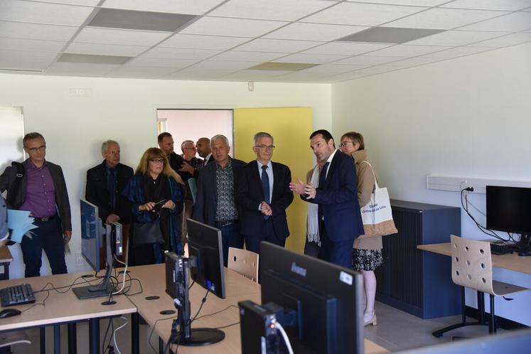 Salle où les élèves peuvent dessiner des plans sur l'ordinateur.