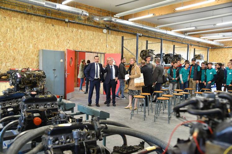 Salle de classe avec présentation de moteurs.