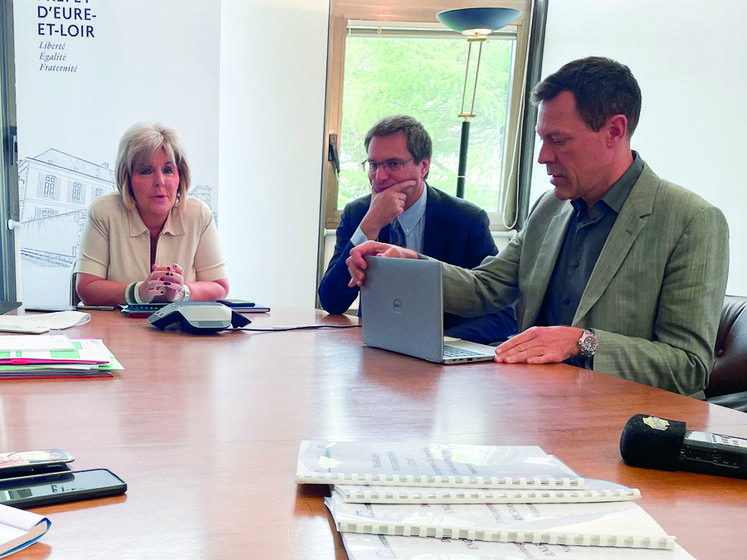 Vendredi 23 septembre, à Chartres. Françoise Souliman, préfet d'Eure-et-Loir, aux côtés d'Hervé Brulé (Dreal) et de Guillaume Barron (DDT), a fait le point sur l'avancement du projet de l'A154.