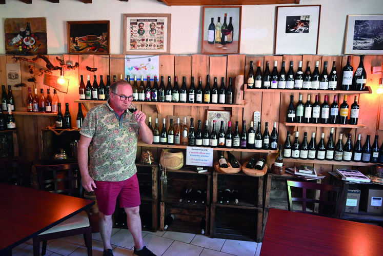 Dominique Weyland, restaurateur à Molineuf et Snologue, aime faire partager sa passion de la dégustation des vins. 