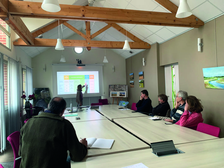 Lundi 26 septembre à Feucherolles (Yvelines), lors de la réunion pour les adhérents du syndicat de Maule.