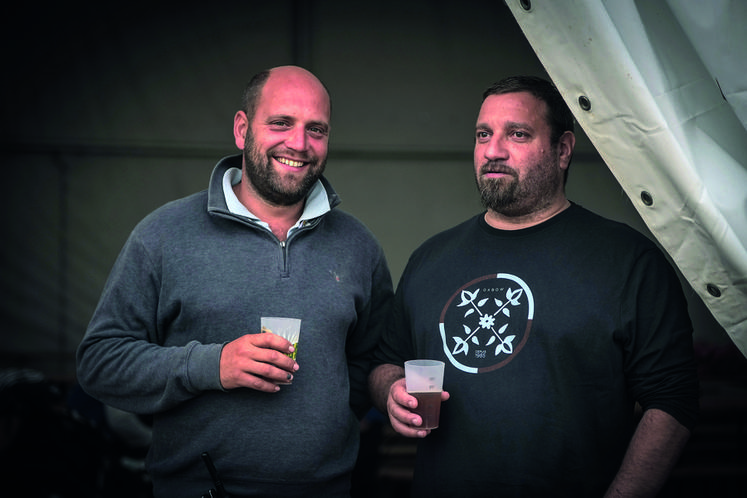 Charles Perdereau (à g.) aux côtés de Jean-Paul Belkessa, président de l'USP rugby qui avait le snack principal en gestion durant trois jours sur l'événement. 