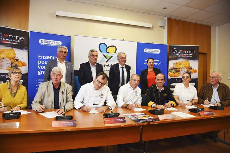 Le 19 septembre, à Orléans (Loiret). Les partenaires de l’Automne gourmand signent la charte de qualité avec la Région et la CCI.